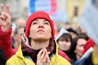 Fotky z demonstrace na Staroměstském náměstí, kde lidé vynadali Babišovi a jeho vládě